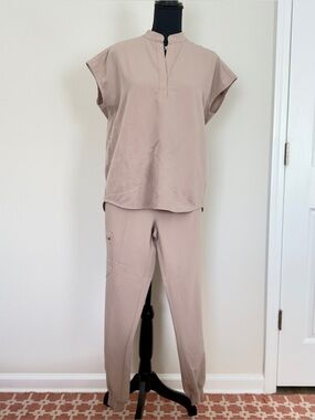 Figs Women Boulder Rafaela Oversized Top and Zamora High-waisted Jogger Pants